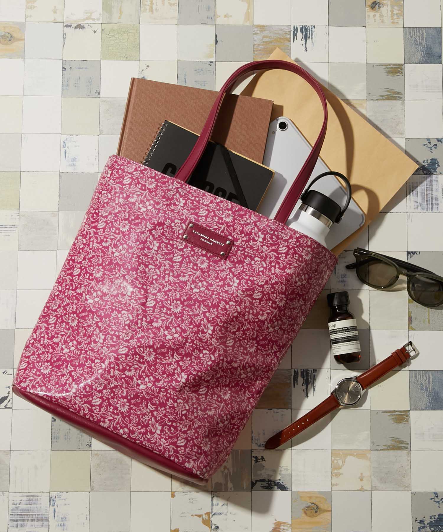 WOMEN＞ オリジナル総花柄 縦型トートバッグ – KATHARINE HAMNETT LONDON