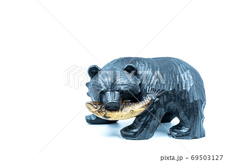 北海道】鮭を口にくわえた木彫り熊 白背景の写真素材 [69503127] - PIXTA
