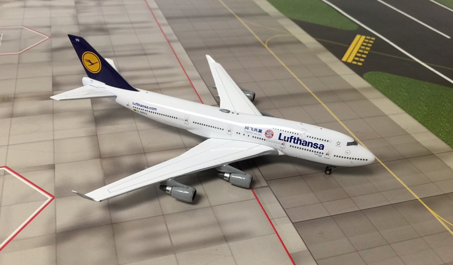 Lufthansa Airline B747-400 FC Bayern Reg# D-ABVU Phoenix Models