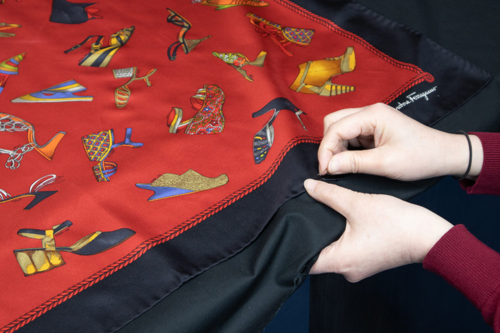 スカーフの額装 – ラーソン・ジュール・ニッポン株式会社