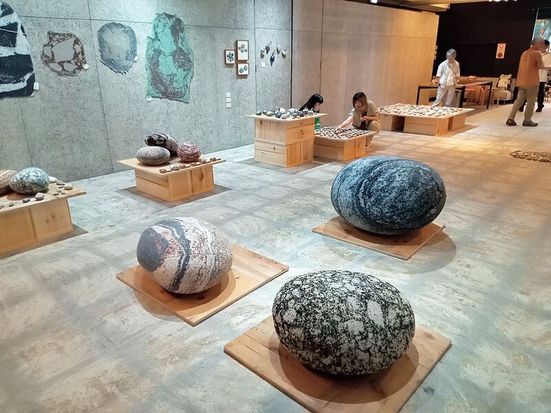 津軽西海岸の石」テーマ 県外在住のアーティスト6組、オブジェや絵画