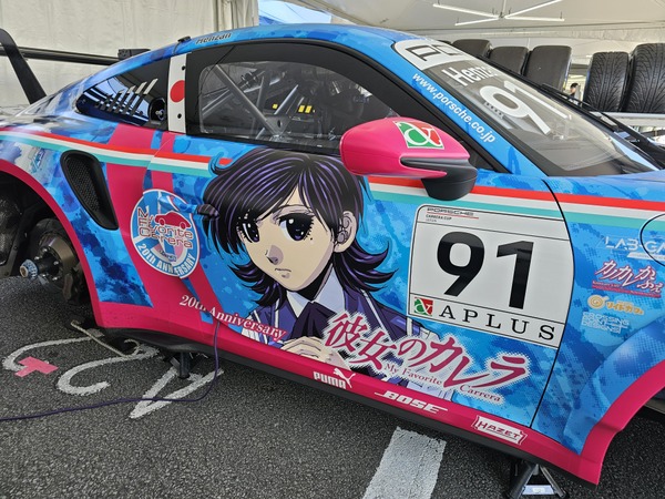 ASCII.jp：リバリー職人注目！ 「彼女のカレラ」20周年記念痛車が
