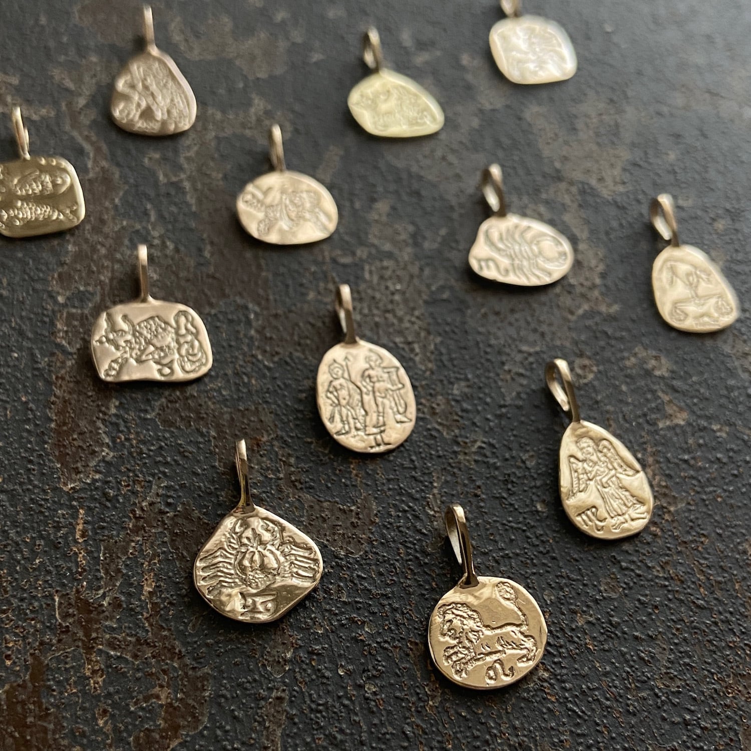 THE CONSTELLATIONS / 10金製 12星座のペンダントトップ | Mano Pigra