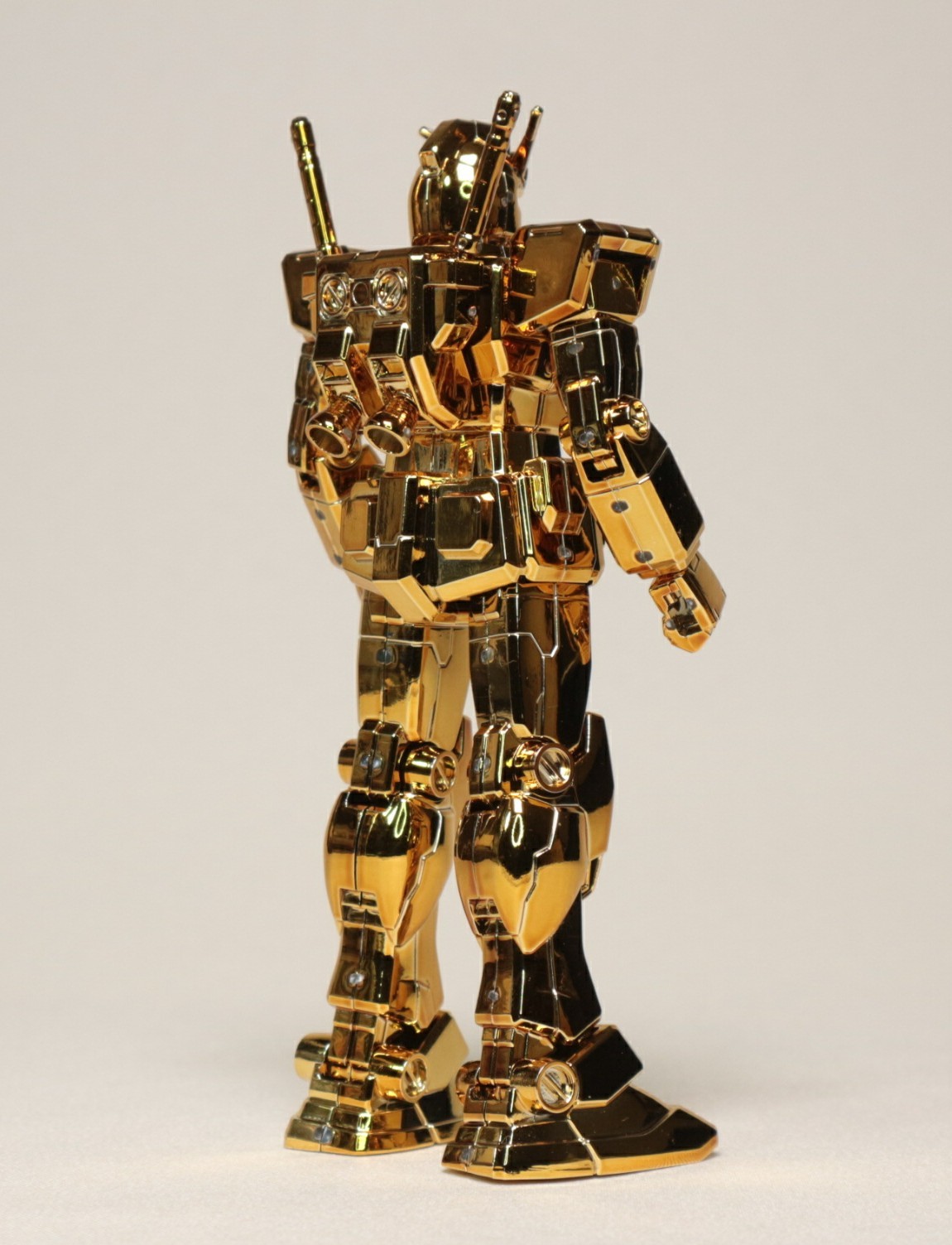 NT限定 1/144 FIRST GRADE RX-78-2 ガンダム -ゴールドバージョン-の素