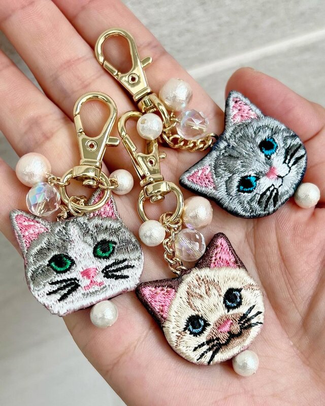 猫さん刺繍とパールとビジューのキーホルダー | iichi 日々の暮らしを