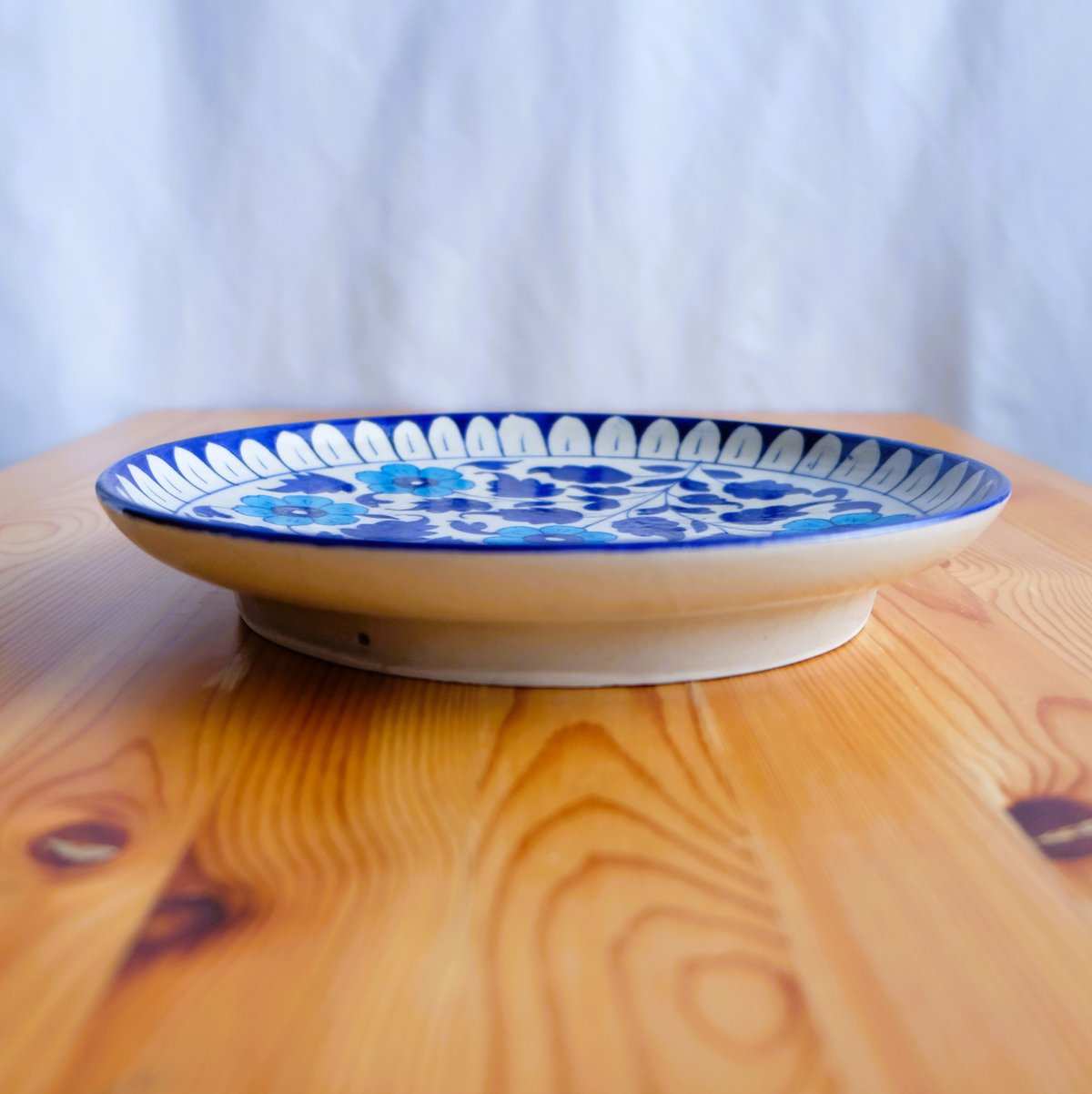 陶器飾り皿 インド ブルーポタリー 大サイズ 白地に水色の花 | インド