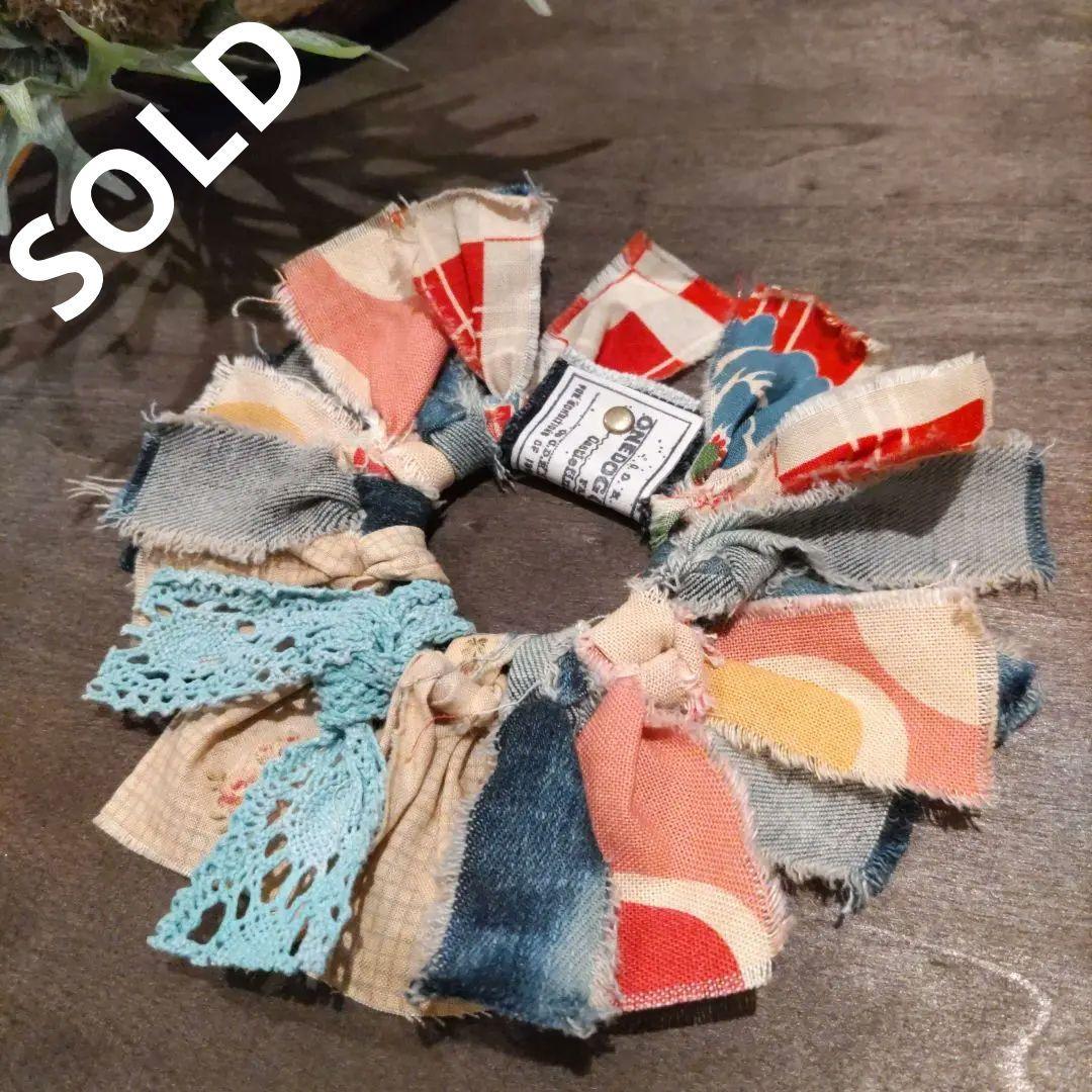 デニムリメイク☆昭和レトロ調シュシュ✨ ハンドメイド♬デニムリメイク＊ゴム交換可能シュシュ＊ブレスにも