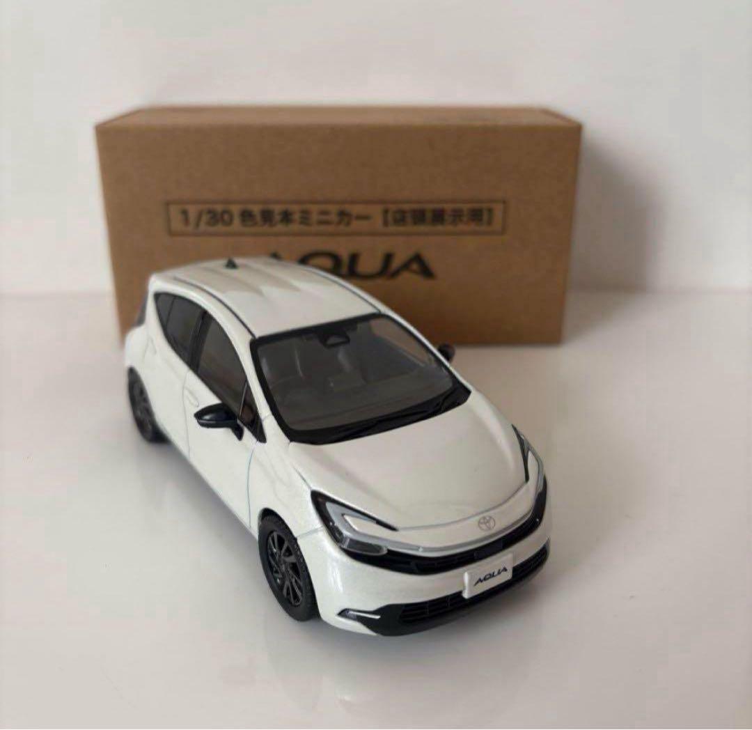 新型アクア 後期型 ミニカーカラーサンプル プラチナホワイトパール【非売品】 新型アクア 後期型 ミニカーカラーサンプル プラチナホワイトパール